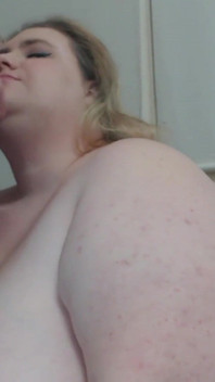 Une BBW en désordre taille une pipe