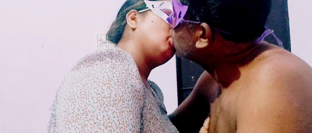 Xpriya sex: Сексуальная Прия бхабхи делает минет в зеленом сари.