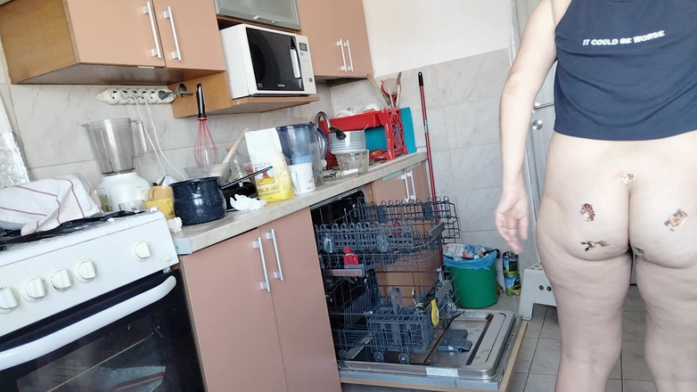 Amateur_MS: 厨房里的性感裸体继母业余妻子裸体做家务。
