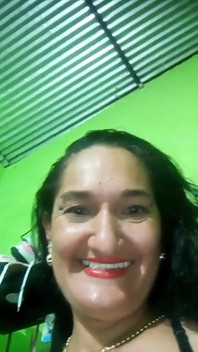 Tante seksi ini lagi asik masturbasi memeknya sambil bugil di rumah