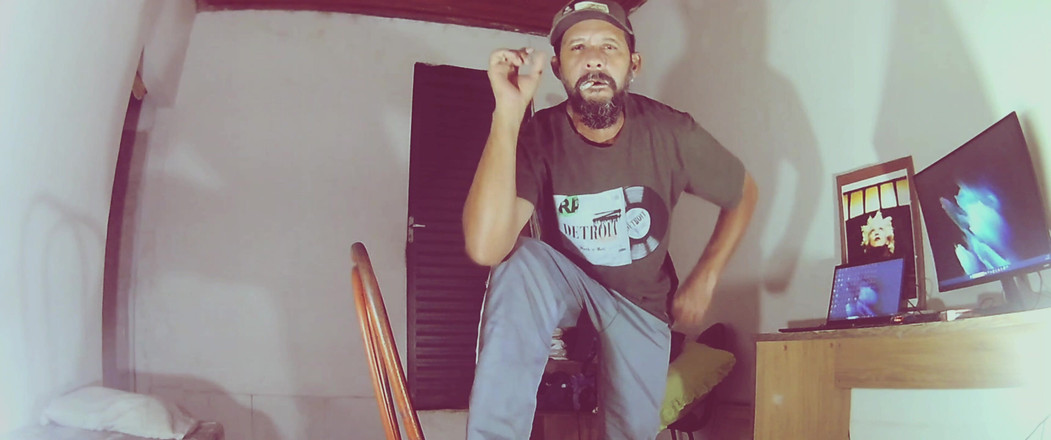 Stink HairyMale: Zittend in de stoel