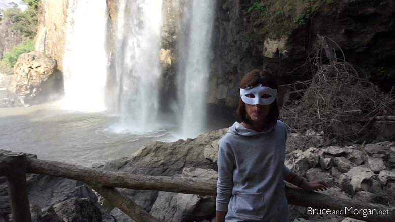 Bruce-and-Morgan: Begitu Banyak Kencing dan Air Mani Di Air Terjun