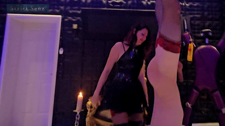 Strict Senz: Lady Zara स्टॉकिंग्स बंधन में गुलाम को जोरदार कोड़े मार रही है जो उल्टा लटक रहा है