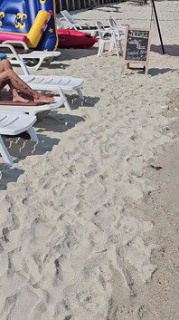 ¡Un nuevo día, un nuevo puto culo en la playa!