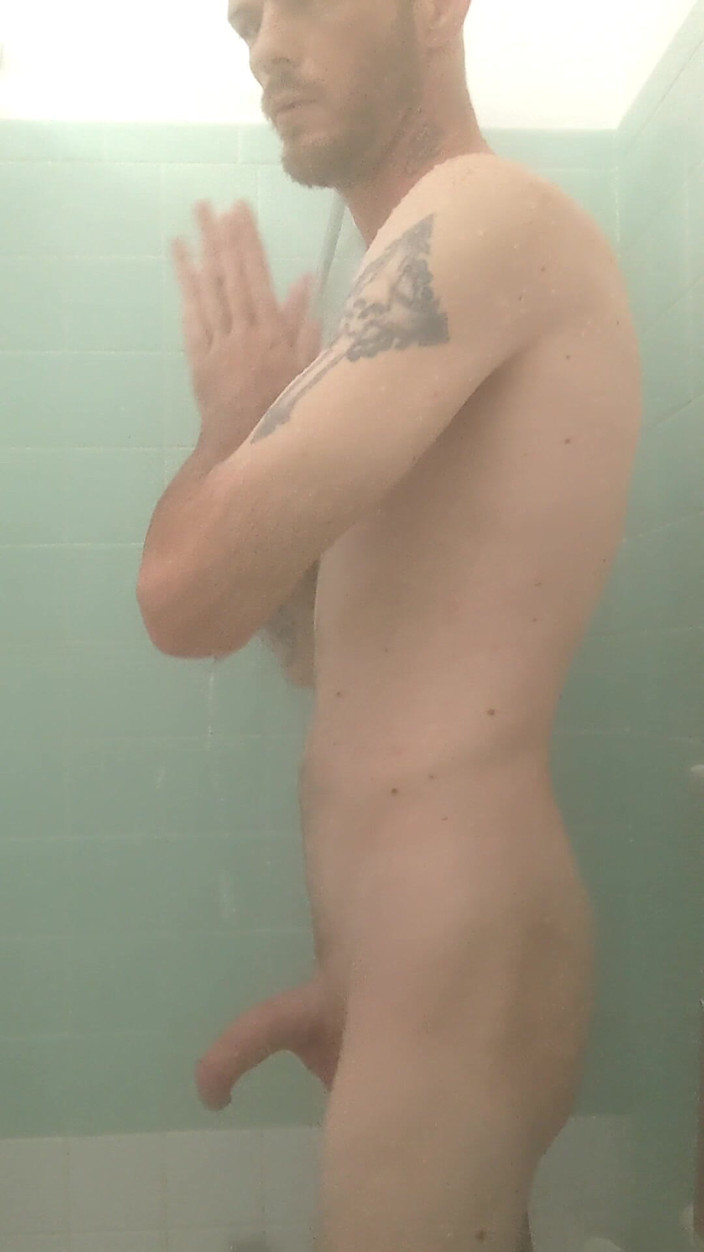 Codi Bonez: Prenons une douche sexy