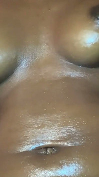 Si cantik eboni panas merangkul penggambaran glamor sensual lengkungnya
