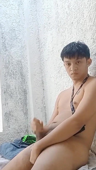 Một chàng trai châu Á hứng tình ngoài trời