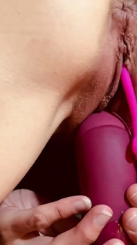Twee vibrators voor mijn poesje en een pik voor mijn mond
