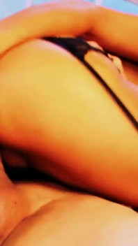 Les trous de Bellina et Roxy Taggart se font baiser profondément avant de lécher le sperme de la bite de leur ami