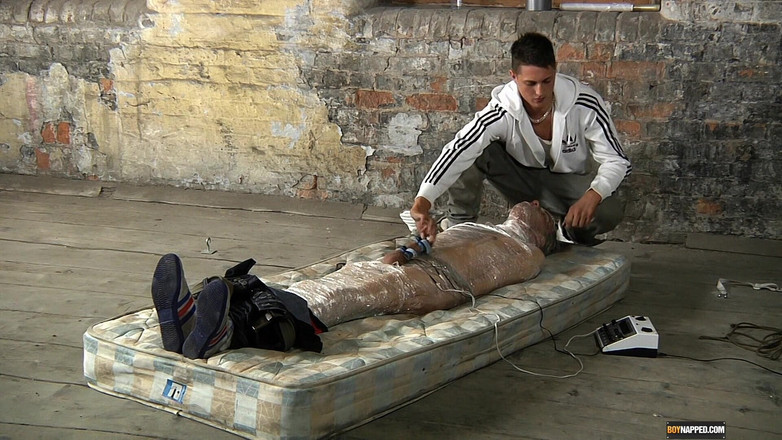 BoyNapped: Leo se fait momifier par Kenzie