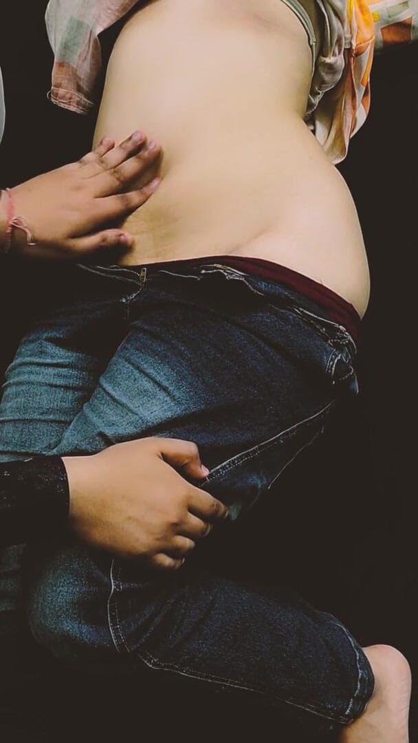 Vicky Thakur: Sexy teenagerka tráví čas se svou bývalou přítelkyní