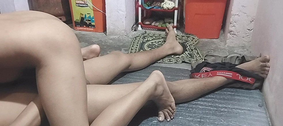 Uttar dinajpur: Sexy indická vesnická žena v domácnosti šuká nevlastního bratra, část 2