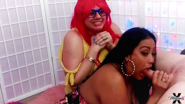 Maxine X: Maxine X - twee meiden pijpen en kijken naar grappige video's!