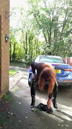 Kellycd2022: 性感的 Crossdresser Kellycd2022 在性感的黑色身体丝袜和高靴子大腿