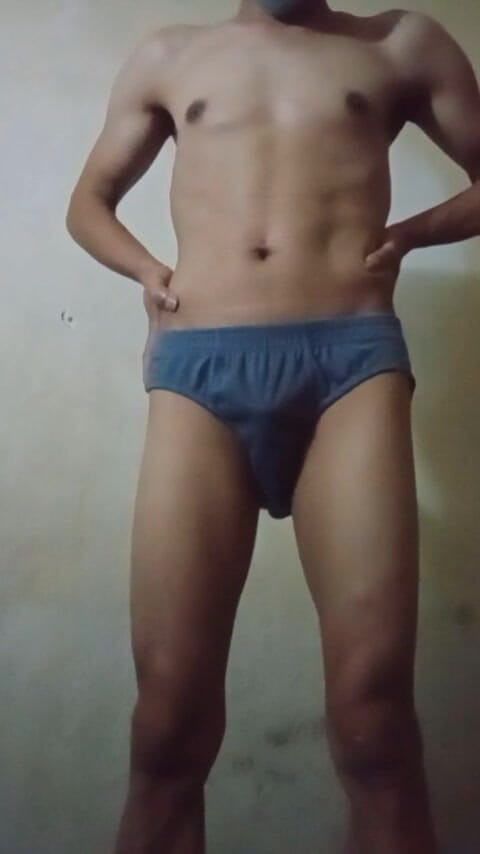 indo hot: Azjatycki facet z drobnym ciałem nago przed kamerą