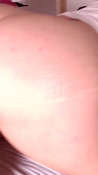 Ragazza figa rosa viene scopata in posizione alla pecorina