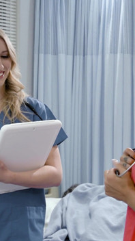 Girlsway - आशावादी धोखेबाज़ नर्स sofi ryan jaded doctor riley Reyes को अतिरिक्त देखभाल देती है