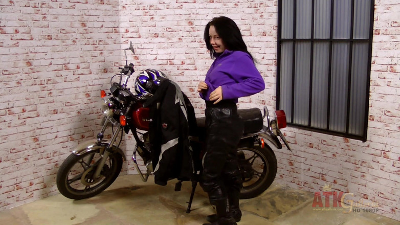 ATKIngdom Fans: Lizzie robi szeroki strip-dokuczanie swoim dużym motocyklem