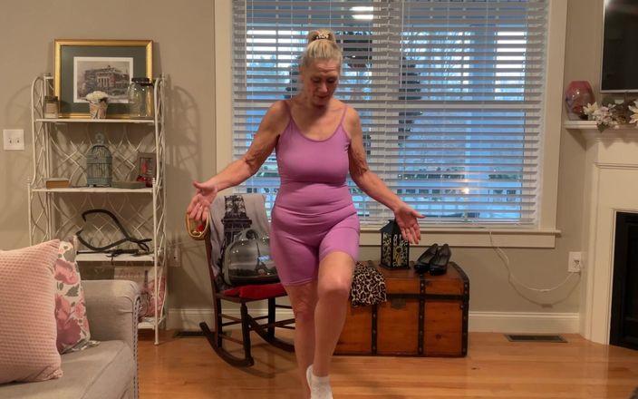 Danielle Dubonnet: Naken GILF Modell Dani D Mogna Försök på (tight lila bodysuit,...