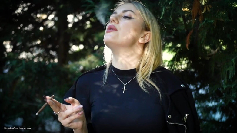 Russian Smokers: Sexy blondýna Kotě kouří dvě černé cigarety v přírodě