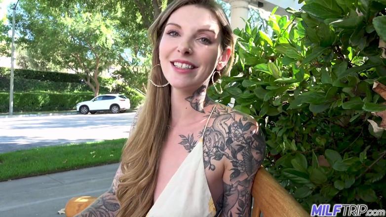 MILF Trip: Sexy Penny Archer je umělecké dílo