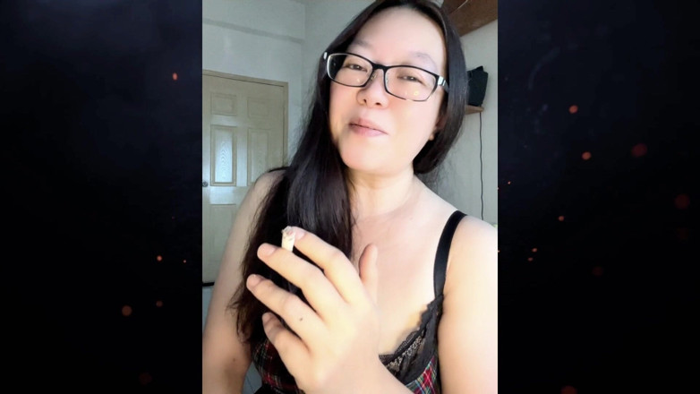 Smoking Asian: Darkside kouření Asijské sípající sípání, kašel, milf nahoře bez vás...