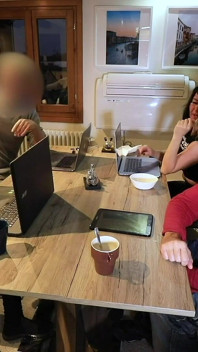 극단적인! 테이블 아래에서 사정할 수 있는 핫한 자지