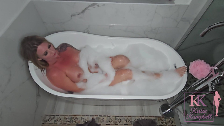 Katiekampbell: 泡泡浴手淫