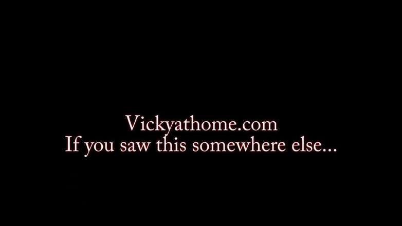 Vicky Vette: Máy bay bà già vicky vette sục cu to