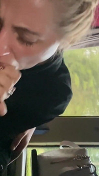 Wtf! Sono stato beccato senza il biglietto dell'autobus e l'ispettore del biglietto mi ha fatto succhiare il suo cazzo e mi è venuto in bocca!