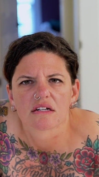 Carrie Capri knullas doggie style av knullmaskin och kommer hårt!