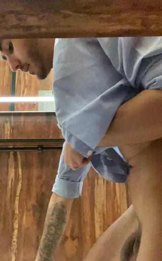 Hottestguys21: Sám v šatně. Kdo se chce přidat?