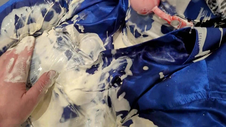 Slutty Ms B: Sploshing en satin