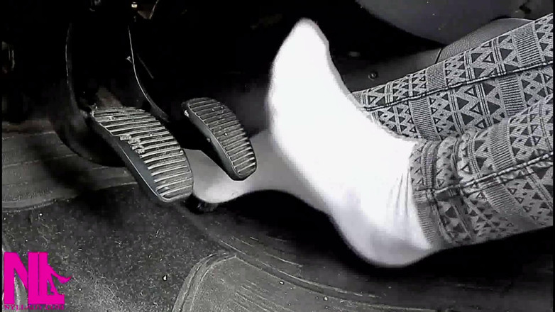 Nyllady: Mengepam pedal dalam kasut putih dan stoking kapas