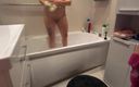 Emma Alex: मेरी सौतेली बहन को बाथरूम में देख रहा हूँ। क्या सुंदर बड़े प्राकृतिक स्तन और रसीली चूत। उसका लंड टोंसिल तक डालेगा।