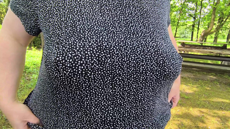 Bouncy Tits Action: Tieten en vagina slaan op de picknicktafel
