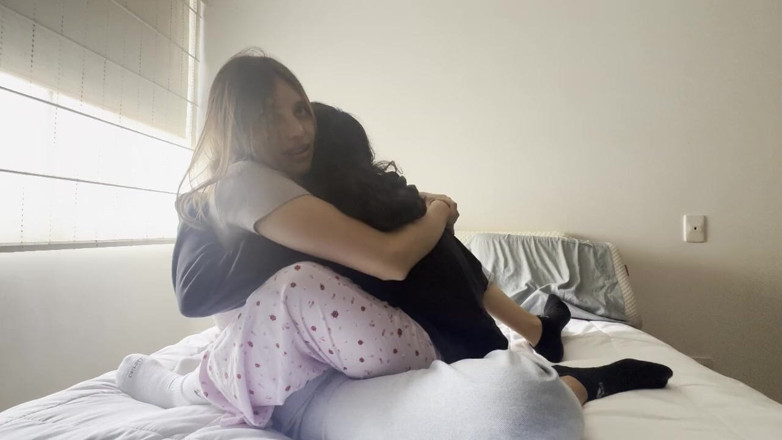 scarlettandc: Mi mejor amigo me enseña a chupar el coño y...