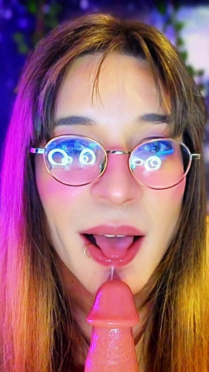 Bella Roar: Fată transsexuală matură sexy oferă cea mai bună muie