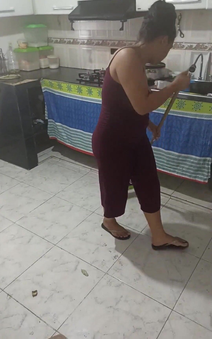 Pikaa6: Keilimar maakt het huis schoon terwijl haar verveelde vriend haar...