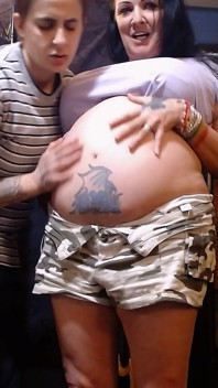 Gravid stor mage gnugga masserar lesbiska