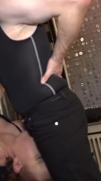 Une salope à forte poitrine en action BDSM