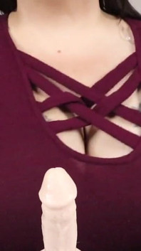 Une géante puissante mains sur ta bite