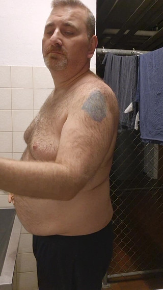 ChubbyDaddyBearLuka: Fette und behaarte Bärenstreifen in der Waschküche