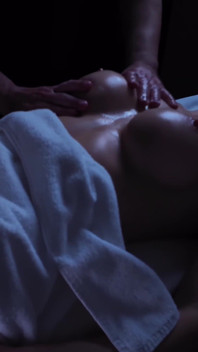 Fit vücutlu ve büyük memeli azgın orta yaşlı seksi kadın için mutlu son masajı!