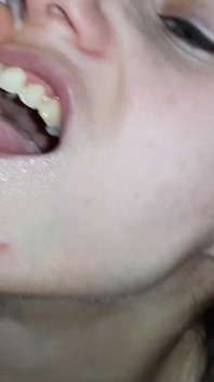 Ho lasciato che la mia ragazza sperimenta sulla mia figa