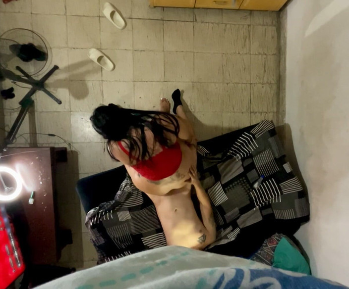 Monozion: Moglie grossa che fa sedere il marito in perizoma rosso