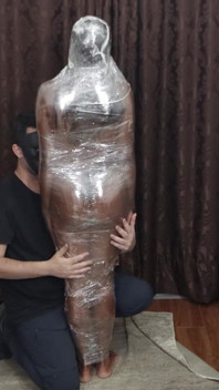 Luana incartata in film di plastica. Solletico, Bastinado e Imposto orgasmi!