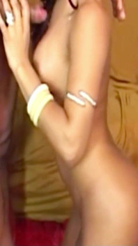Transsexuală latino roșcată futută anal cu un prezervativ în timpul unui sex în trei