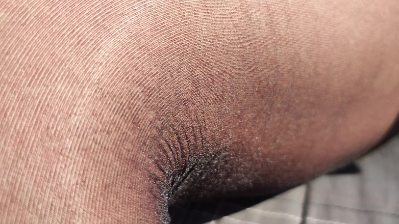 EricSkyMDH: Footjob nilon hitam glossy im garten