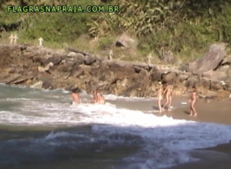 Amateurs videos: 女人在里约热内卢的海滩上裸体玩耍